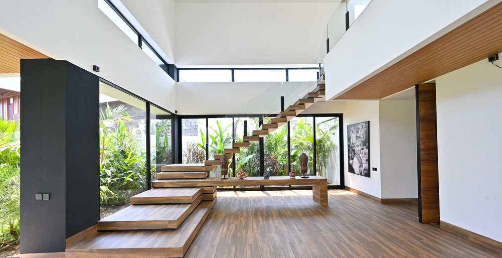 Villa Nica - Palatial sleek staircase